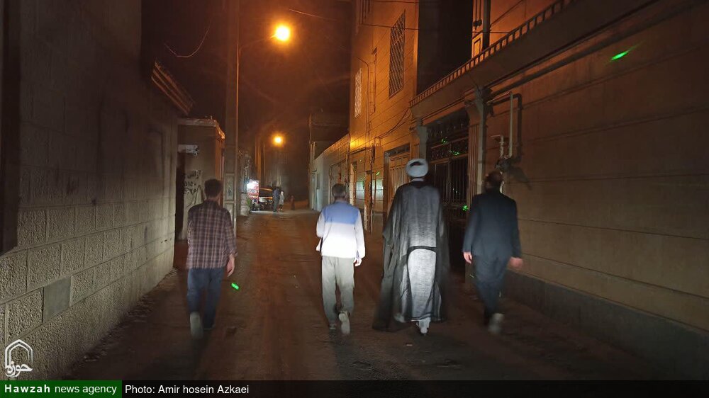 حضور شبانه امام جمعه همدان در یکی از مناطق حاشیه‌ای شهر + عکس