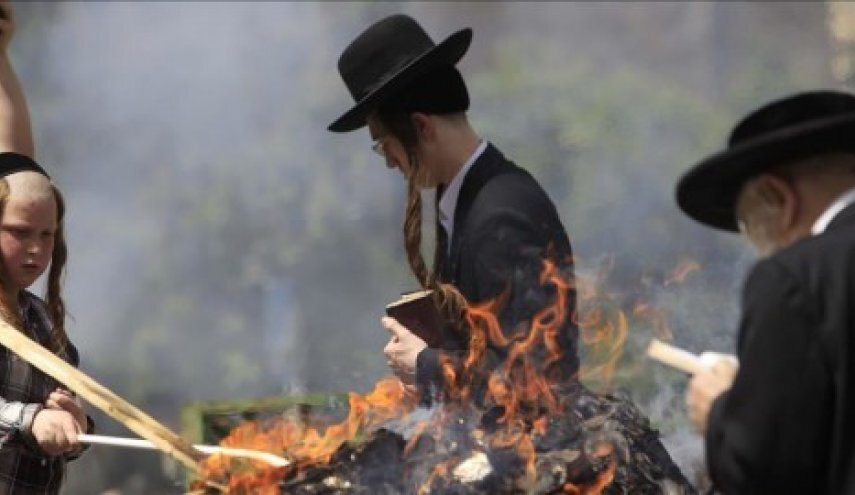 عشرات من المستوطنين المُتطرّفين يُمزّقون ويحرقون نُسَخاً من القرآن الكريم عشرات من المستوطنين المُتطرّفين يُمزّقون ويحرقون نُسَخاً من القرآن الكريم