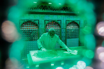 تصاویر / غبارروبی ضریح مطهر حضرت رضا علیه‌السلام