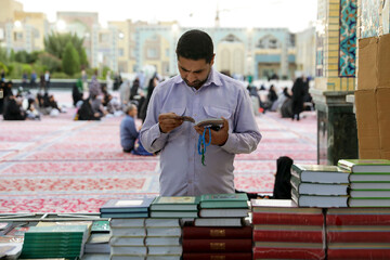 تصاویر/ برپایی ۳ نمایشگاه موضوعی کتاب در حرم مطهر رضوی