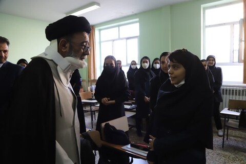 تصاویر | دیدار دانش‌آموزان دختر نوجوان با نماینده ولی‌فقیه در استان آذربایجان شرقی