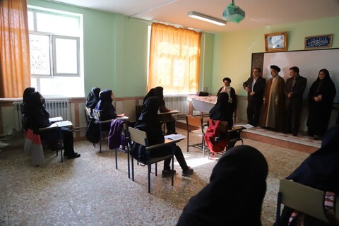 تصاویر | دیدار دانش‌آموزان دختر نوجوان با نماینده ولی‌فقیه در استان آذربایجان شرقی