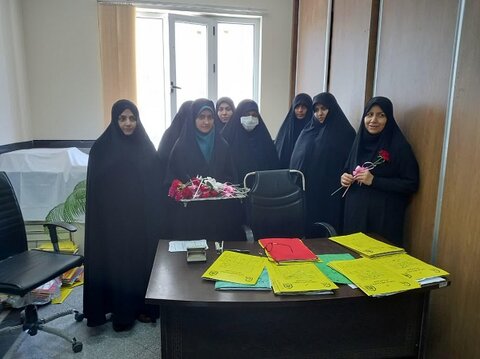 تقدیر ازکارکنان کلانتری 17 یزد در هفته فراجا توسط مسئولان  مدرسه علمیه خواهران  حضرت سیدالشهداء(ع)یزد