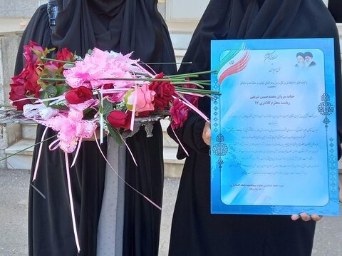 تقدیر ازکارکنان کلانتری 17 یزد در هفته فراجا توسط مسئولان  مدرسه علمیه خواهران  حضرت سیدالشهداء(ع)یزد