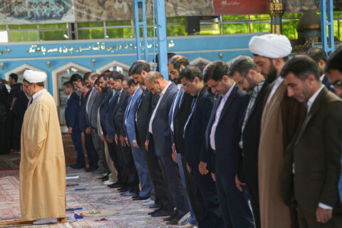 اقامه نماز وحدت در گلستان شهدای اصفهان توسط دانش آموزان