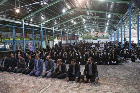 اقامه نماز وحدت در گلستان شهدای اصفهان توسط دانش آموزان