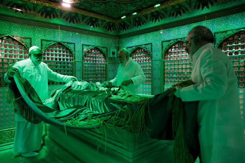 تصاویر / غبارروبی ضریح مطهر حضرت رضا(علیه‌السلام)