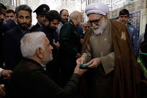 تصاویر / غبارروبی ضریح مطهر حضرت رضا(علیه‌السلام)