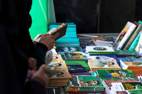 تصاویر/ برپایی 3 نمایشگاه موضوعی کتاب در حرم مطهر رضوی
