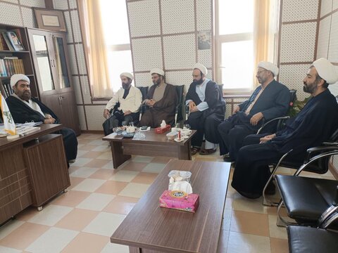 تصاویر / دیدار مدیر مرکز خدمات حوزه علمیه استان ومشاورین با مدیر جدید حوزه علمیه استان قزوین
