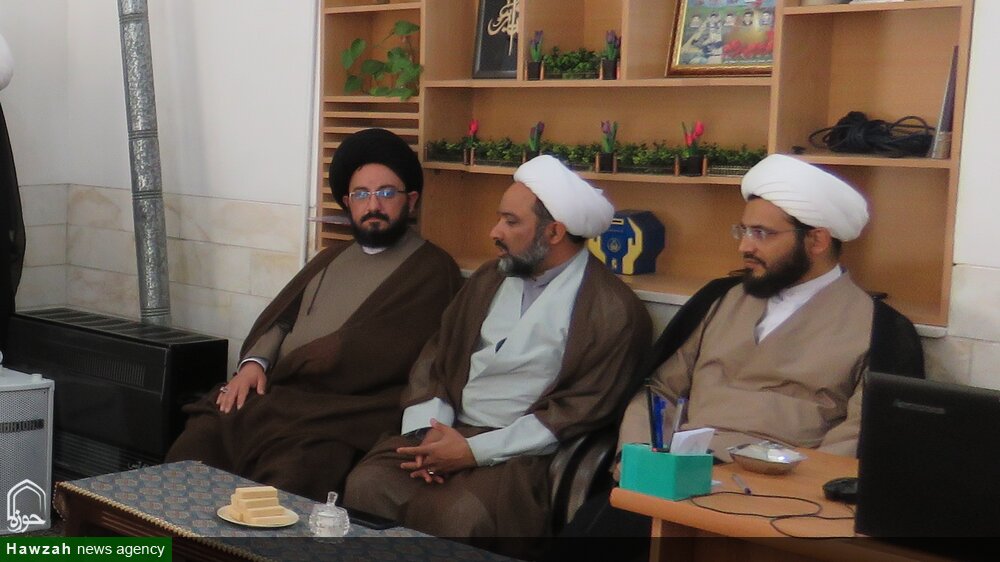 بازدید مدیر حوزه علمیه یزد از دبیرستان تربیتی شهید عبداللهی اردکان + عکس