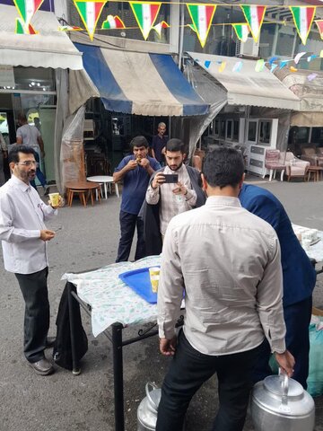 تصاویر/ برگزاری ایستگاه صلواتی به مناسبت میلاد با سعادت پیامبر اکرم(ص) توسط مدرسه علمیه مهدویه رشت