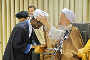 تصاویر / عمامه‌گذاری طلاب توسط آیت‌الله العظمی جوادی آملی