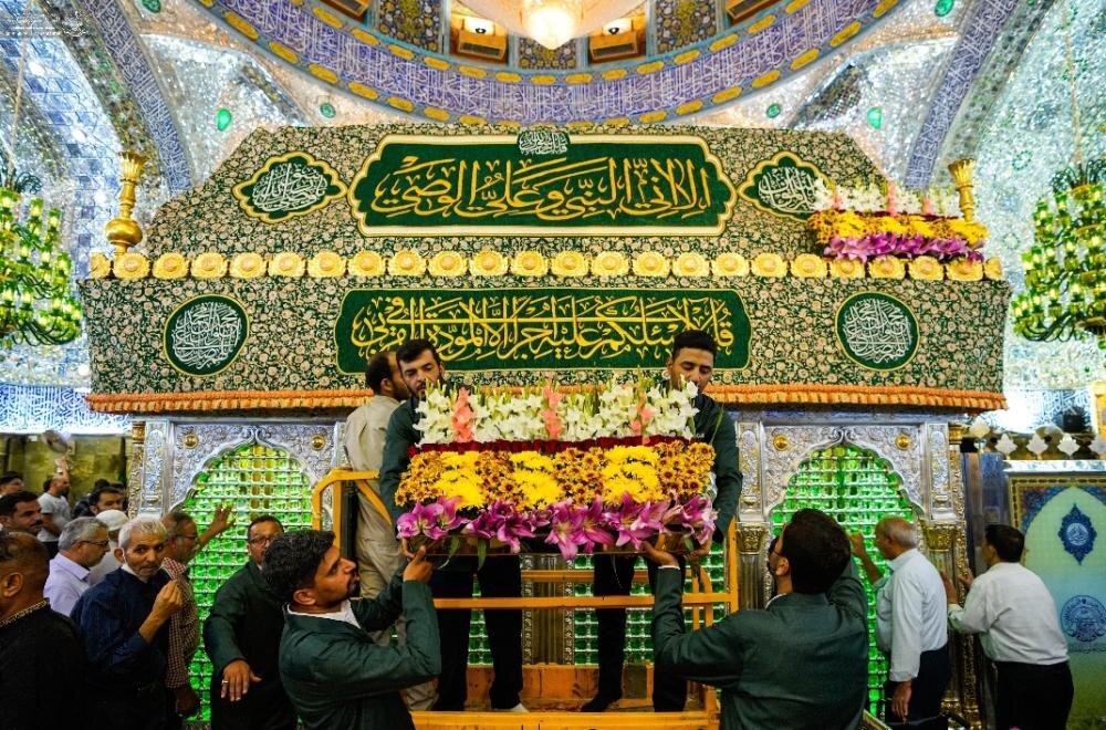 روضة أمير المؤمنين(ع) تتكلّل بالأزهار و الورود تيمناً بذكرى ولادة الرسول الأعظم(ص) + الصور روضة أمير المؤمنين(ع) تتكلّل بالأزهار و الورود تيمناً بذكرى ولادة الرسول الأعظم(ص) + الصور