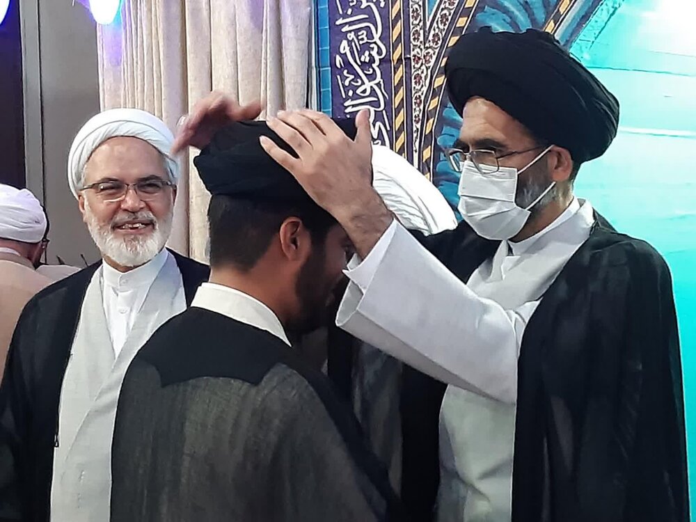 ۱۱ نفر از طلاب مدارس علمیه کاشان معمم شدند +عکس