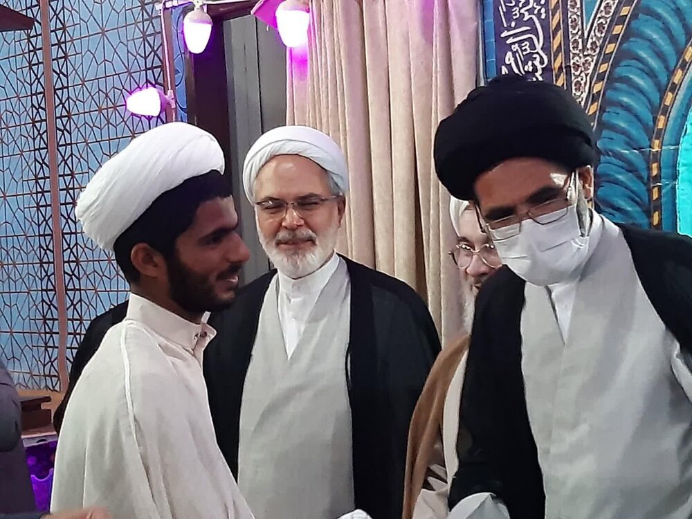 ۱۱ نفر از طلاب مدارس علمیه کاشان معمم شدند +عکس