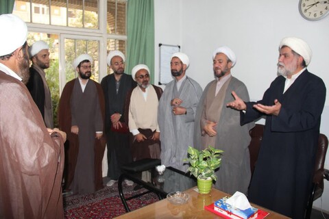 تصاویر/ نشست مدیر حوزه علمیه استان با اساتید،کادر و طلاب مدرسه علمیه امام صادق(ع)