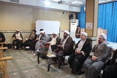 تصاویر/ نشست مدیر حوزه علمیه استان با اساتید،کادر و طلاب مدرسه علمیه امام صادق(ع)