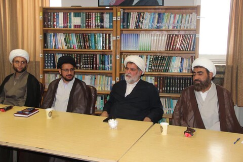 تصاویر/ نشست مدیر حوزه علمیه استان با اساتید،کادر و طلاب مدرسه علمیه امام صادق(ع)
