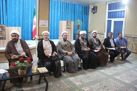 تصاویر/ نشست مدیر حوزه علمیه استان با اساتید،کادر و طلاب مدرسه علمیه امام صادق(ع)