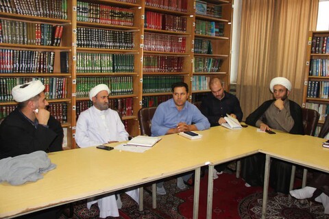 تصاویر/ نشست مدیر حوزه علمیه استان با اساتید،کادر و طلاب مدرسه علمیه امام صادق(ع)