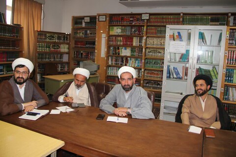 تصاویر/ نشست مدیر حوزه علمیه استان با اساتید،کادر و طلاب مدرسه علمیه امام صادق(ع)