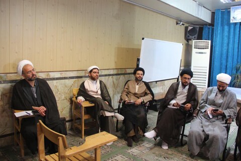 تصاویر/ نشست مدیر حوزه علمیه استان با اساتید،کادر و طلاب مدرسه علمیه امام صادق(ع)