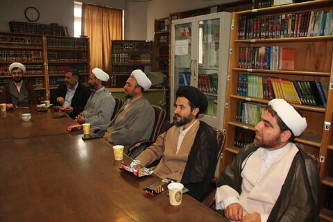 تصاویر/ نشست مدیر حوزه علمیه استان با اساتید،کادر و طلاب مدرسه علمیه امام صادق(ع)