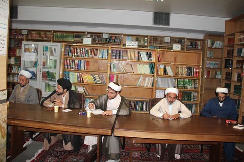 تصاویر/ نشست مدیر حوزه علمیه استان با اساتید،کادر و طلاب مدرسه علمیه امام صادق(ع)