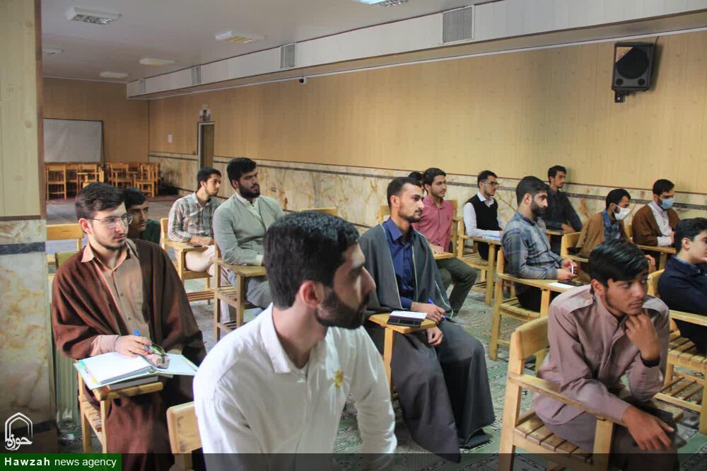  مدیر حوزه علمیه قزوین پای صحبت های طلاب مدرسه امام صادق(ع) نشست + عکس