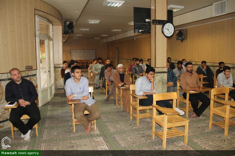  مدیر حوزه علمیه قزوین پای صحبت های طلاب مدرسه امام صادق(ع) نشست + عکس