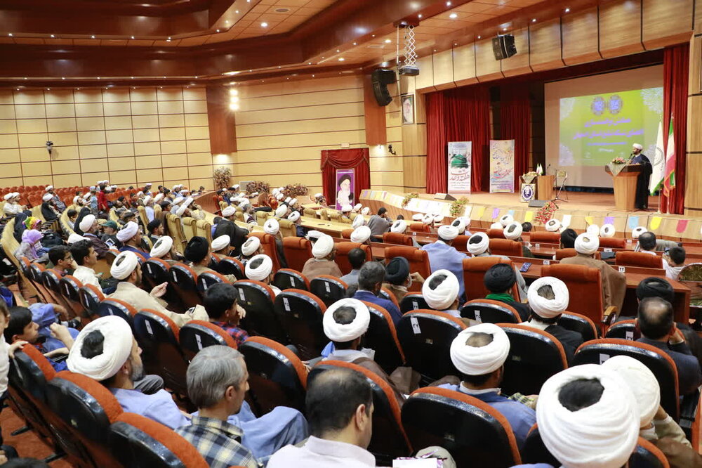 روحانیت مسئول هدایتگری جامعه است