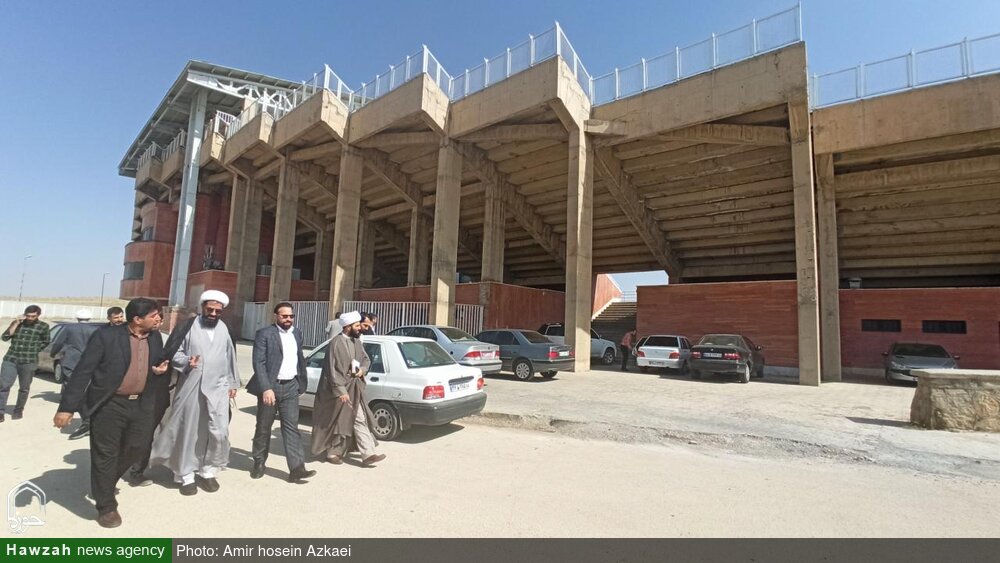 بازدید امام جمعه همدان از ورزشگاه شهید مفتح / محیطهای ورزشی و فرهنگی باید در اختیار نسل جوان باشد