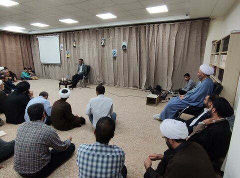 تصاویر/ نشست بصیرتی روحانیون با سردار حسین یکتا در مدرسه خاتم الانبیاء (ص) سنندج