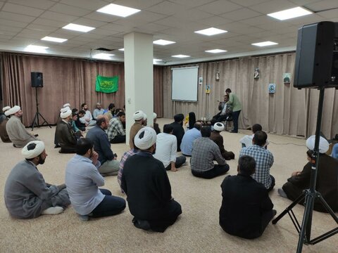 تصاویر/ نشست بصیرتی روحانیون با سردار حسین یکتا در مدرسه خاتم الانبیاء (ص) سنندج