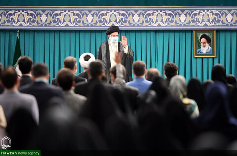 بالصور/ لقاء النّخب وأصحاب المواهب العلميّة المتفوّقة مع قائد الثورة الإسلاميّة