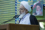 دشمن می خواهد ما را از دین برگرداند و ایران را تجزیه کند