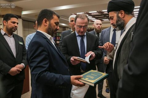 السفير الروسي يبدي إعجابه بمصادر الثقافة الإسلامية في مكتبة الروضة الحيدرية المطهرة