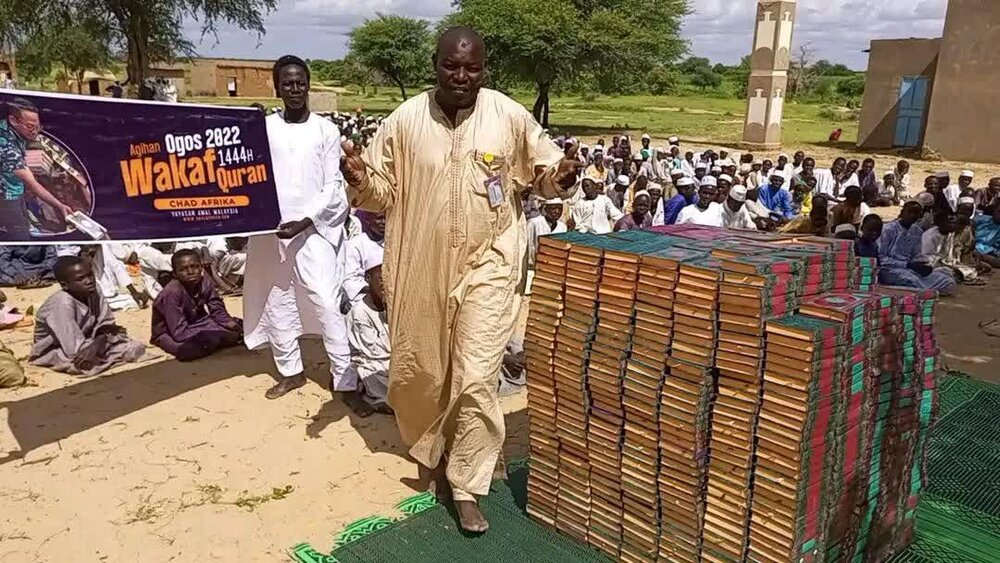 توزیع ۱۴۰۰ جلد قرآن میان روستاهای محروم کشور چاد +تصاویر