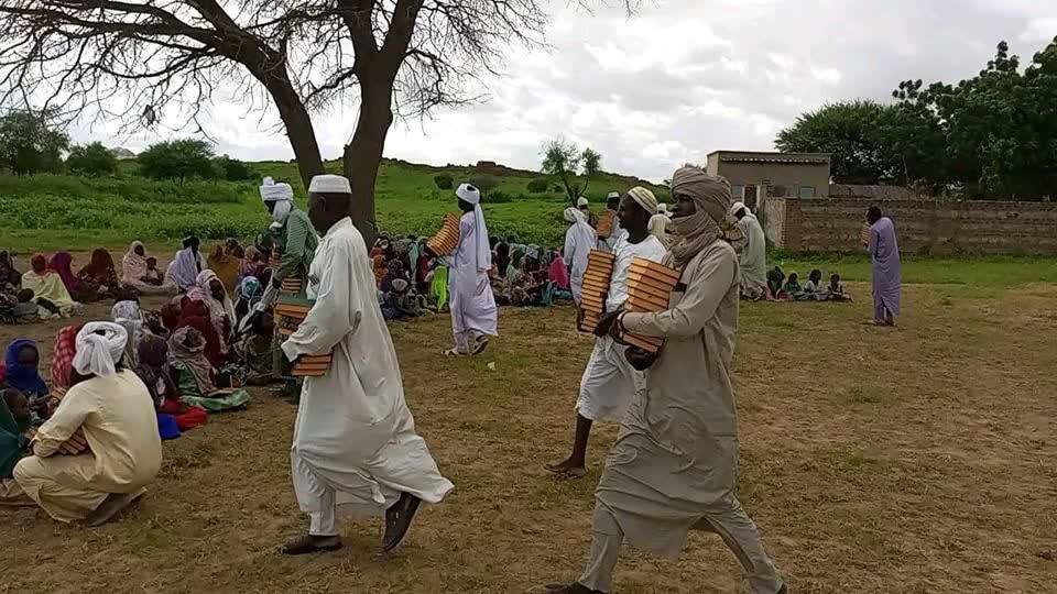 توزیع ۱۴۰۰ جلد قرآن میان روستاهای محروم کشور چاد +تصاویر