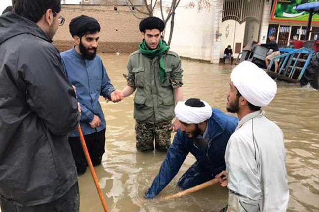 طلبه خود را محدود به تحصیل در حجره ها نمی کند