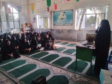 بانوان نقش مهمی در تربیت نسل مومن و ولایی دارند