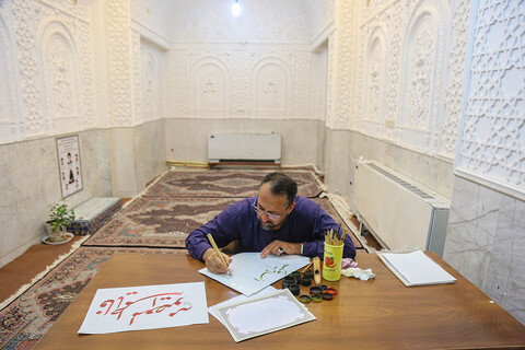 میز خطاطی القاب حضرت معصومه(س) در مقبره پروین اعتصامی