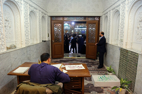 میز خطاطی القاب حضرت معصومه(س) در مقبره پروین اعتصامی