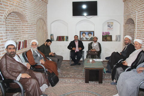 تصاویر / تصاویر/ نشست مدیر حوزه علمیه استان قزوین با اساتید،کادر و طلاب مدرسه علمیه سردارین