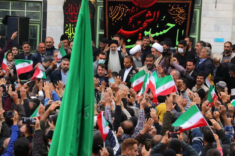 عکس: استقبال پرشور مردم روستای قرهبوته زنجان از رئیس جمهور