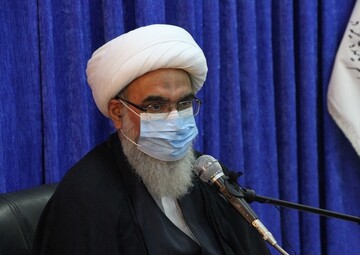 مردم ایران در مقابل دشمنان ایستاده اند