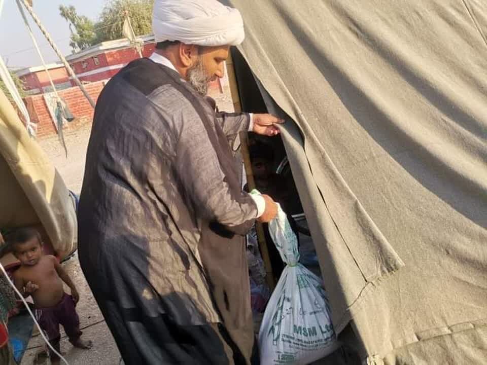 علامہ مقصود علی ڈومکی کا ضلع خیرپور کی تحصیل کوٹ ڈیجی کا دورہ اور سیلاب متاثرین میں راشن تقسیم