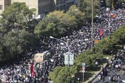 حوزہ/ دسیوں ہزار سوگواروں کی شہدائے روضہ شاہ چراغ (رح) کے تشیع جنازہ میں شرکت