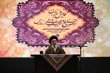 تربیت دانش آموزان فقط یاد دادن نماز و روزه نیست